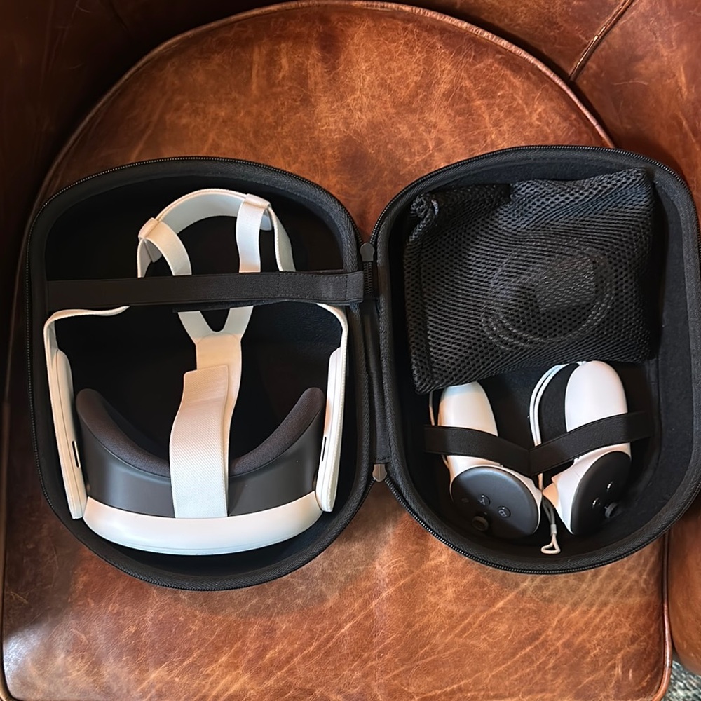 Meta Quest 3 512 GB All-In-One VR Headset with Controllers, Charger, and Case - Picture 5 of 5